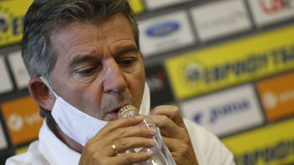 Емил Костадинов ще хока съдиите