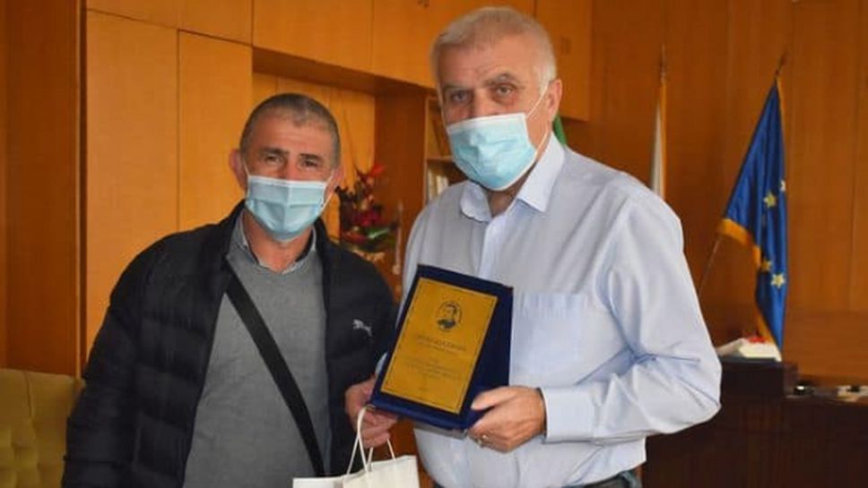 Кметът на Разград получи плакет за заслуги от местния клуб по борба