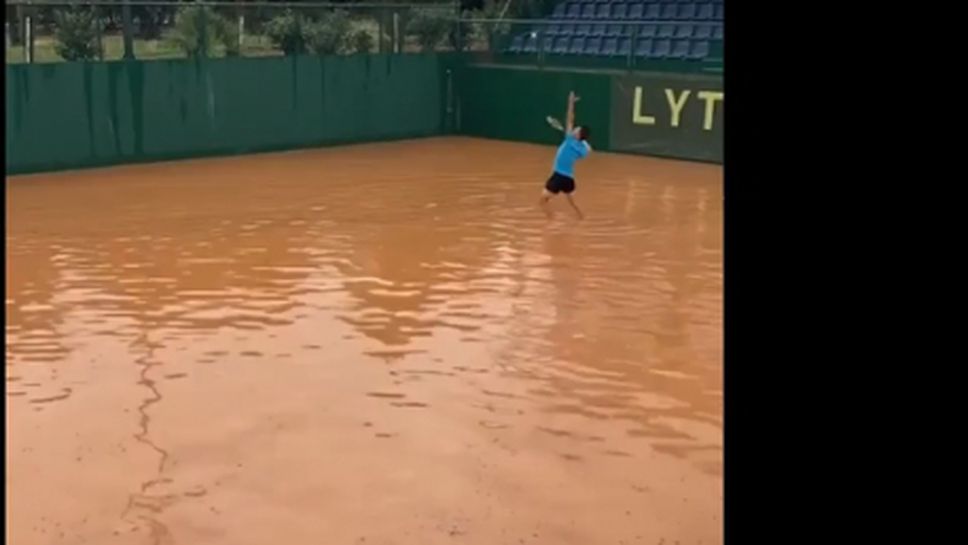 Корт или басейн? Тенис в екстремни условия... (видео)