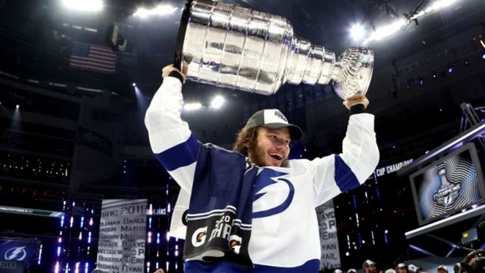 Шампионът в НХЛ преподписа с руски защитник