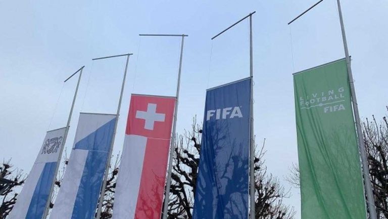 ФИФА свали наполовина знамената в памет на Марадона