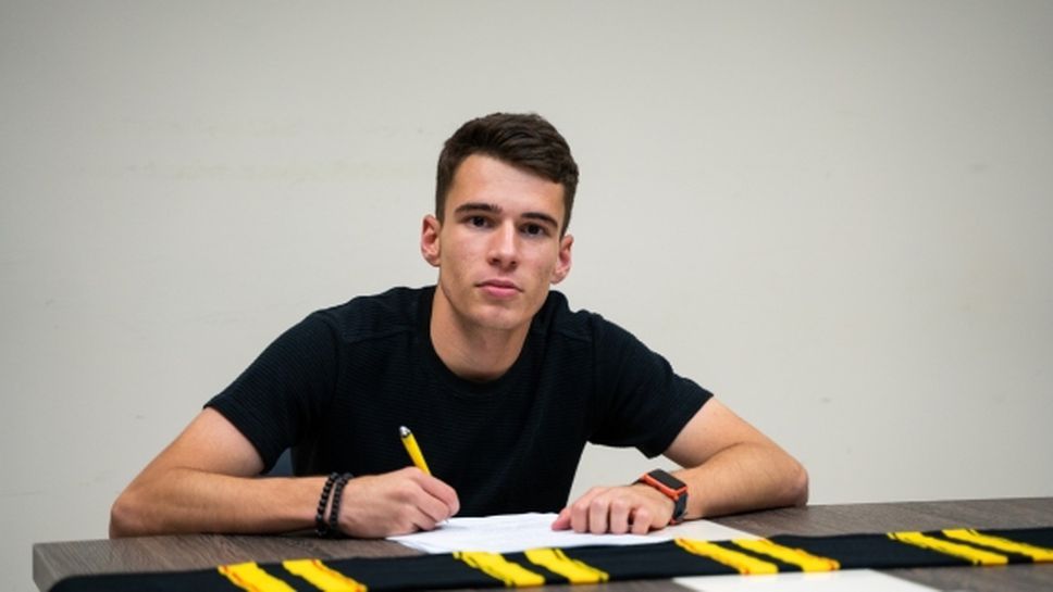 Юноша на Ботев (Пд) подписа първи професионален договор с клуба