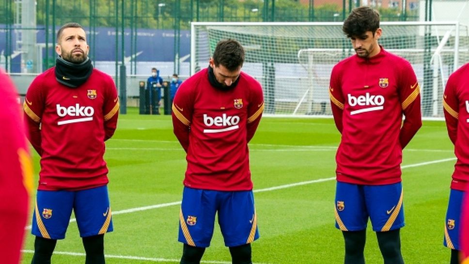 Барселона почете паметта на Марадона преди днешната си тренировка (видео)