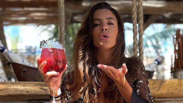 Гореща колоездачка с нови предизвикателни снимки