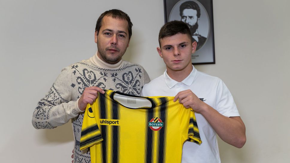 Ботев (Пловдив) подписа първи договори с двама юноши