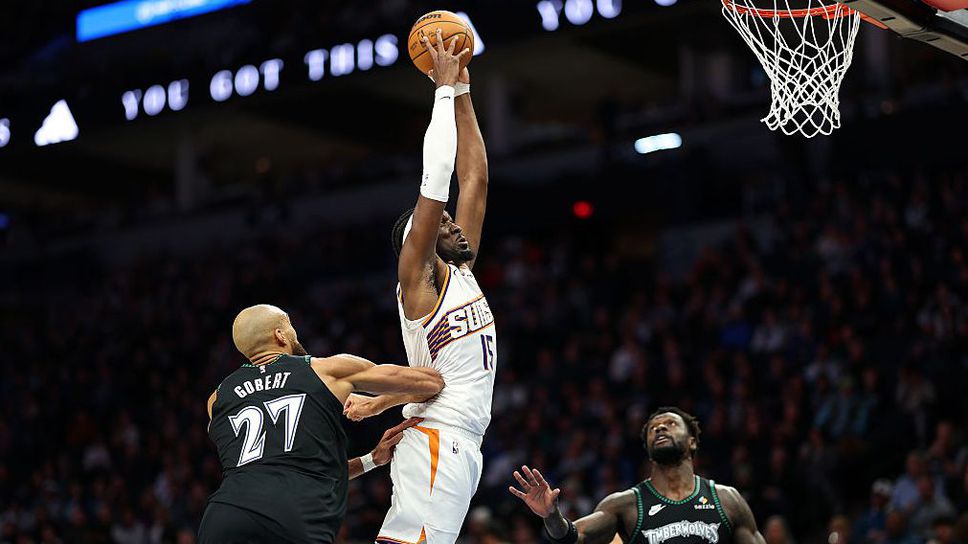 Центърът на Финикс Сънс Марк Уилямс вкара първата си тройка