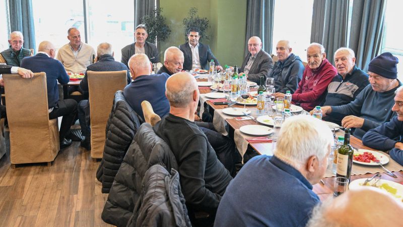 Президентът на Българския футболен съюз Георги Иванов приветства присъстващите на