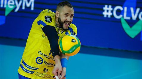 Османи Хуанторена „прегърна“ звездите на бъдещето от турнира на Левски в София