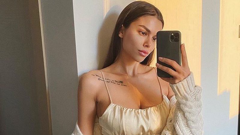 Вики Одинцова награби новото си гадже в басейна