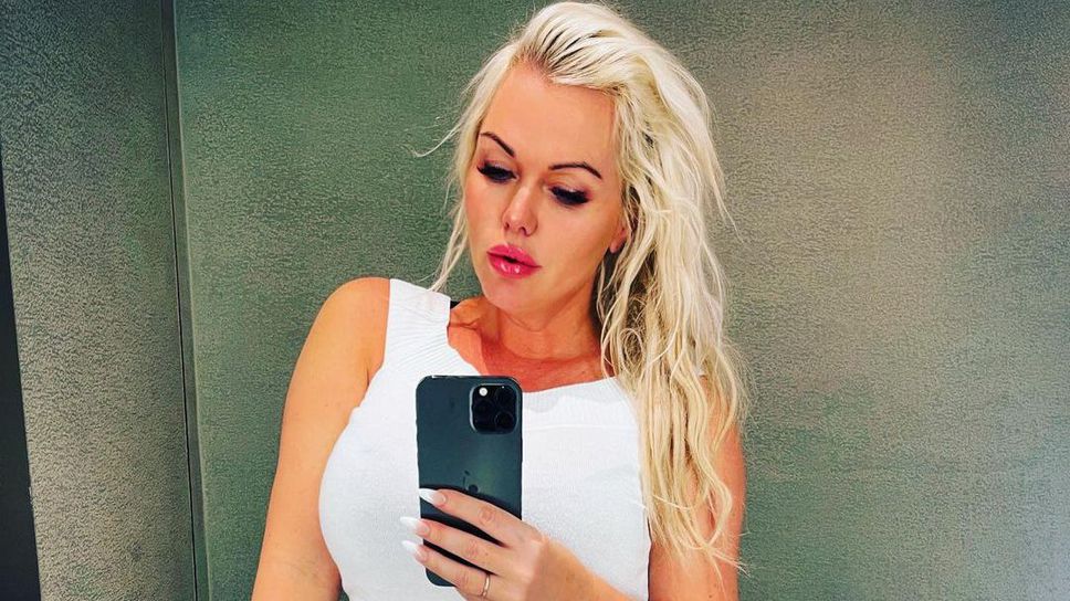 Асдис Ран показа сочно дупе пред огледалото