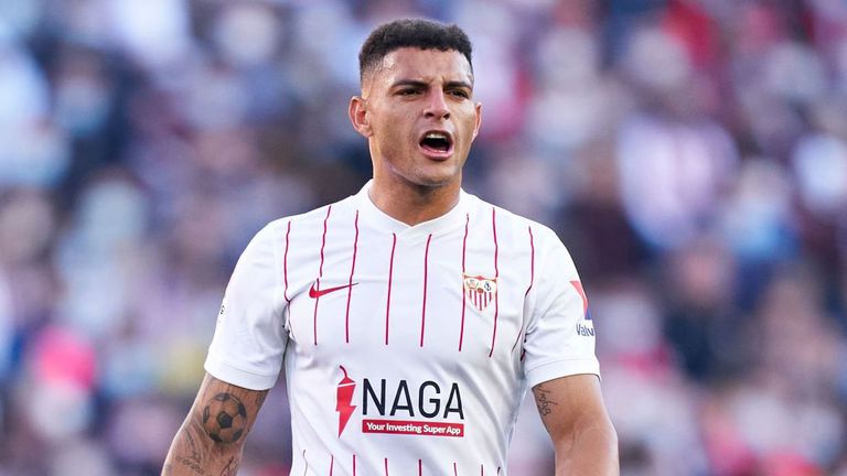  Нюкасъл договаря за бранител на Севиля 