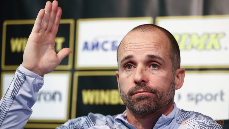 Старши треньорът на Ботев Пловдив Бруно Балтазар говори пред Дарик