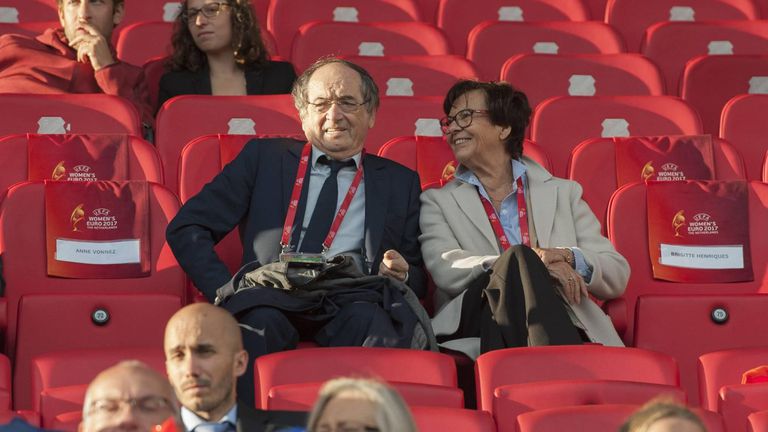 Няколко членове на Френската футболна федерация поискаха оставката на президента