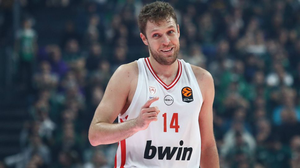 Отборът на Олимпиакос с българския национал Александър Везенков в състава