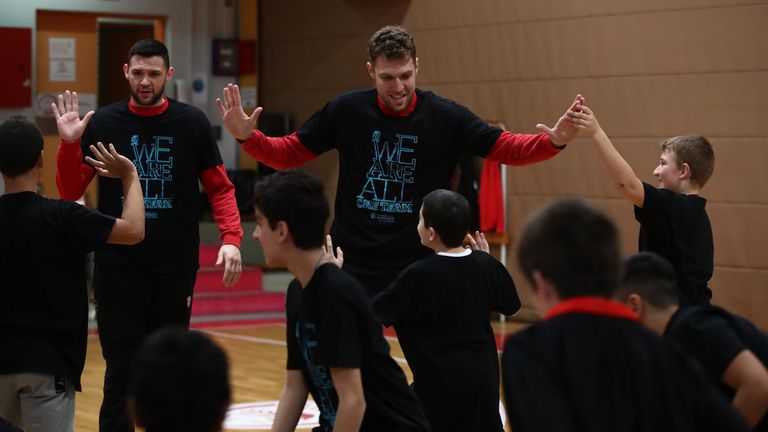 Лидерът на Олимпиакос Александър Везенков отново изпълни ангажимента си като