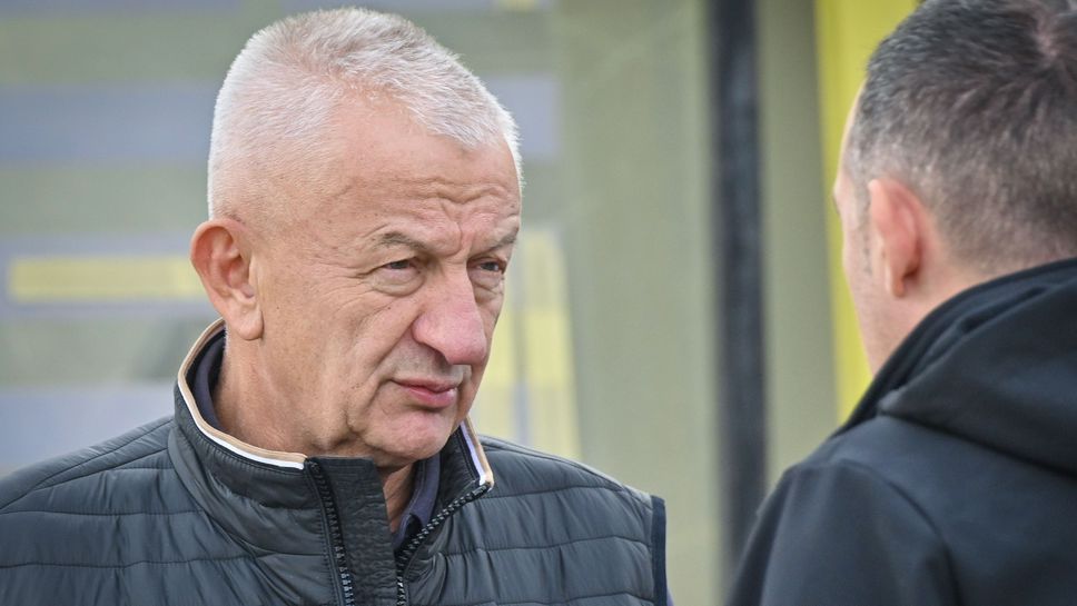 Собственикът на Локомотив Пловдив Христо Крушарски говори пред медиите след