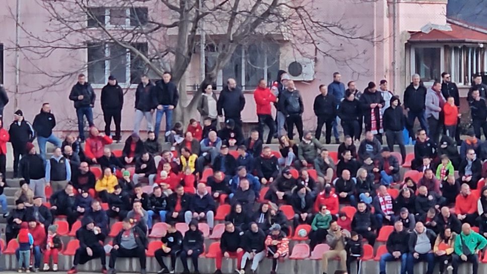 "Червените" фенове напълниха трибуната на стадиона в Панчарево