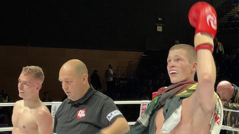  Крашевски окървави съперника си и завоюва на Max Fight 57 