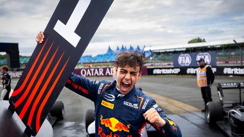 Ще даде ли ФИА суперлиценз на младок на Ред Бул?