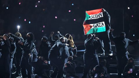 Арестуваха мъжа, който показа знаме на Судан и Палестина на Супербоул
