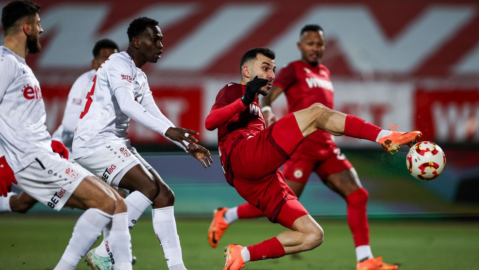 ЦСКА 1:0 ЦСКА 1948, играч на домакините разби с лакът устата на съдията