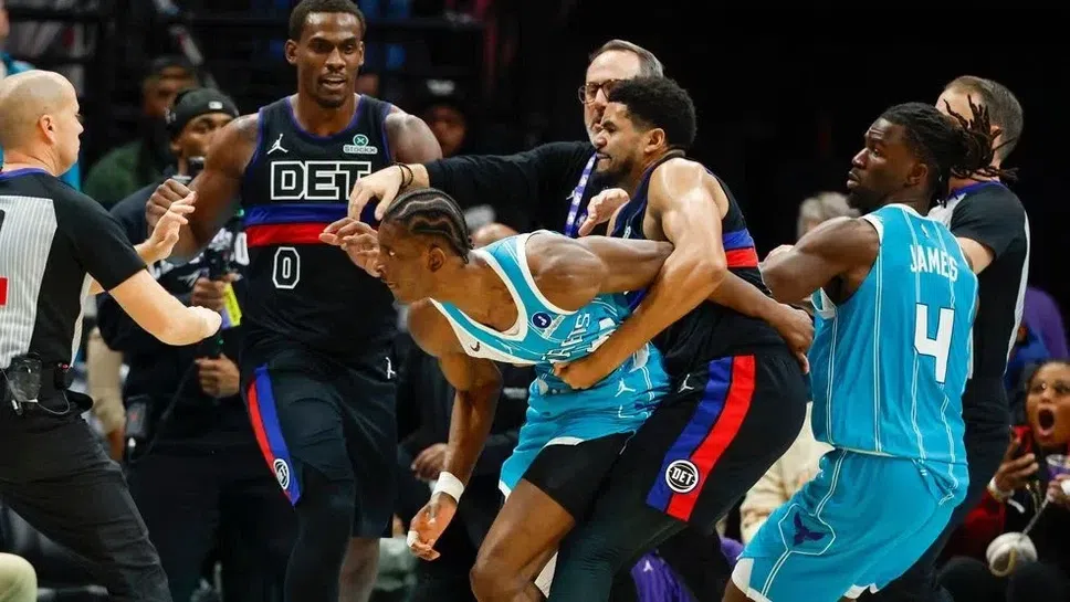Брутален бой в НБА: Размяна на юмруци в Шарлът, четирима играчи и треньор изгонени