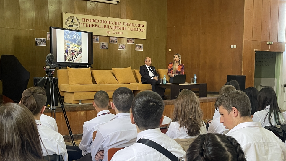 Алпинистката Силвия Аздреева плени сърцата на ученици от Сопот с разтърсващ разказ за Еверест