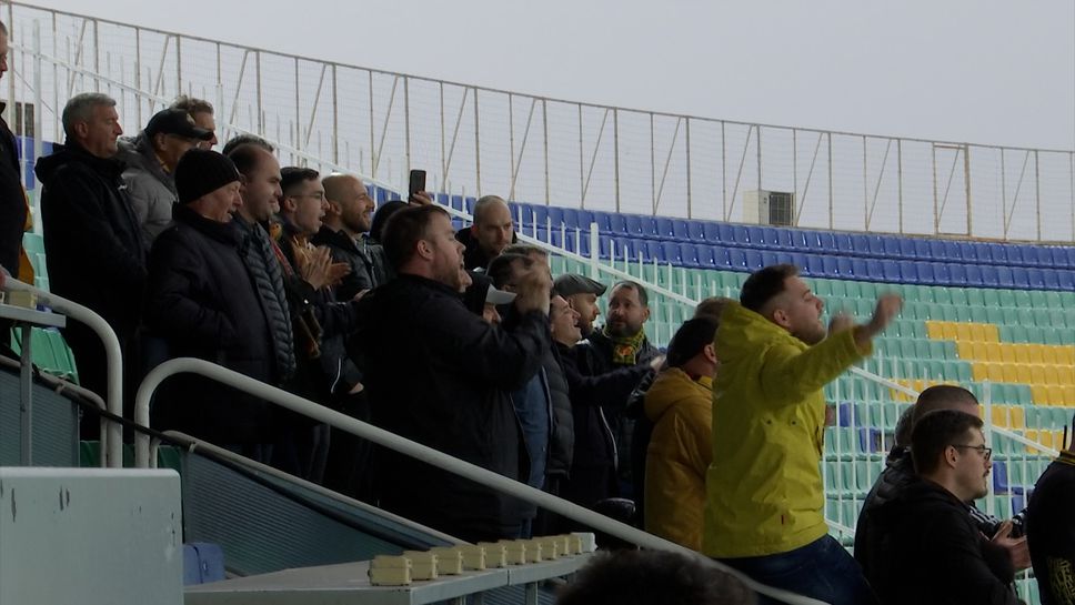 Феновете на „канарчетата“ се скриха от дъжда на националния стадион