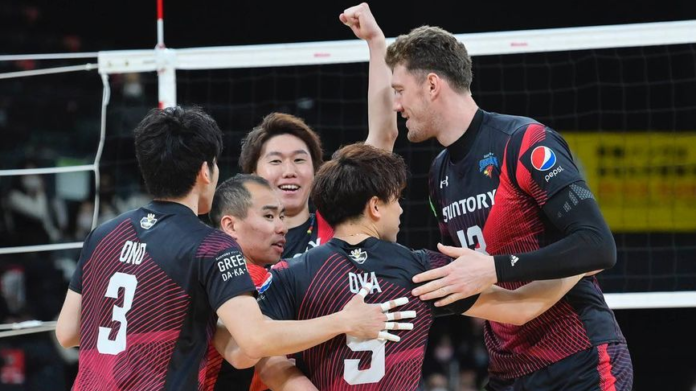 Уникален Дмитрий Мусерский заби 12 точки в “златен гейм” и общо 45 точки, за да класира Сънтори Сънбърдс на финал в Япония