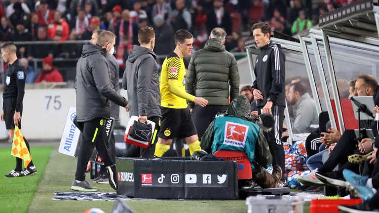 Проблемите с контузени футболисти в германския продължават Полузащитникът ще остане