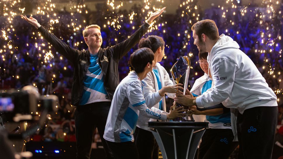 Cloud9 вдигна трофея от LCS