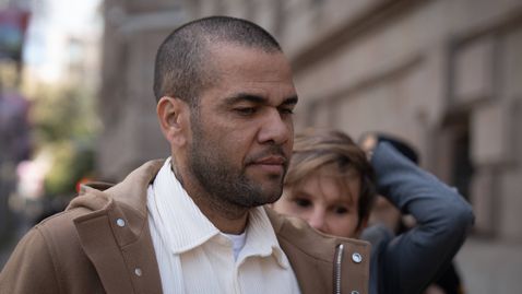 Дани Алвеш остава на свобода