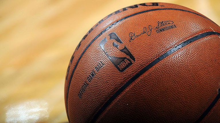 Националната баскетболна асоциация НБА е съдена от трима дългогодишни рефери