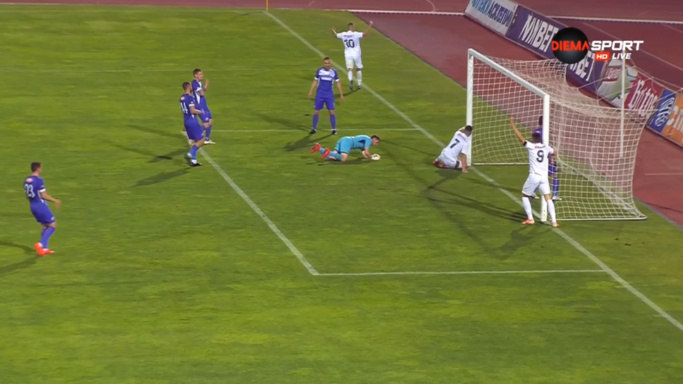 Макрилос вкара трети гол за Славия срещу Етър