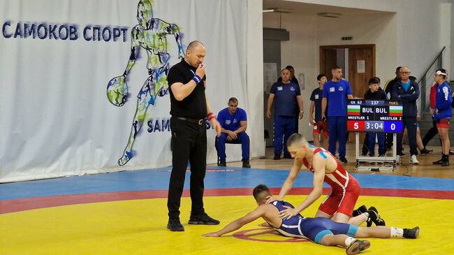 Самоков е домакин на Държавно лично-отборно първенство по борба за момчета до 15 г.