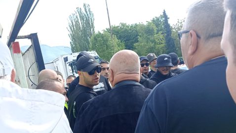  Феновете на Славия желаеха пояснение от Венци Стефанов и един от играчите 