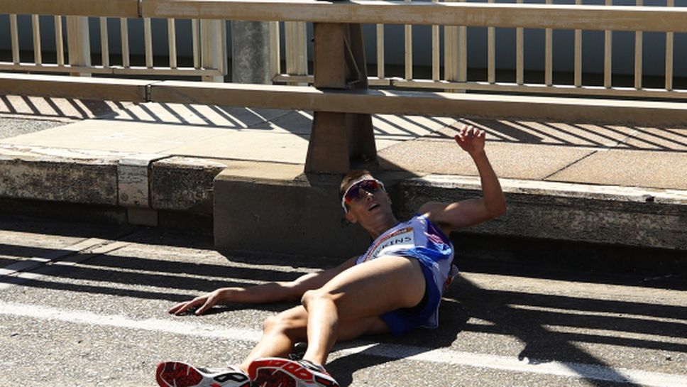 Страхотен скандал в Голд Коуст - атлет припадна по време на маратон, няма кой да му помогне