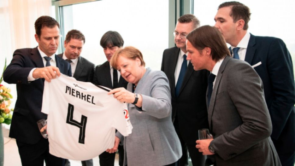 Меркел получи фланелка на Бундестима