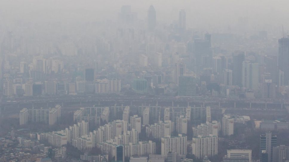 В Южна Корея отменят футболни мачове заради мръсния въздух