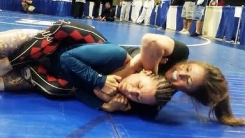 Жена беше приспана в ММА, но си помисли, че е победила (видео)