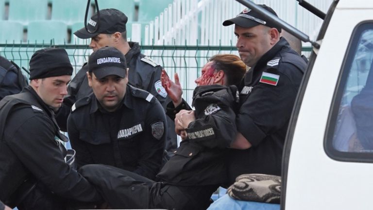 Полицията е  арестува лице, заподозряно за раняването на двамата полицаи