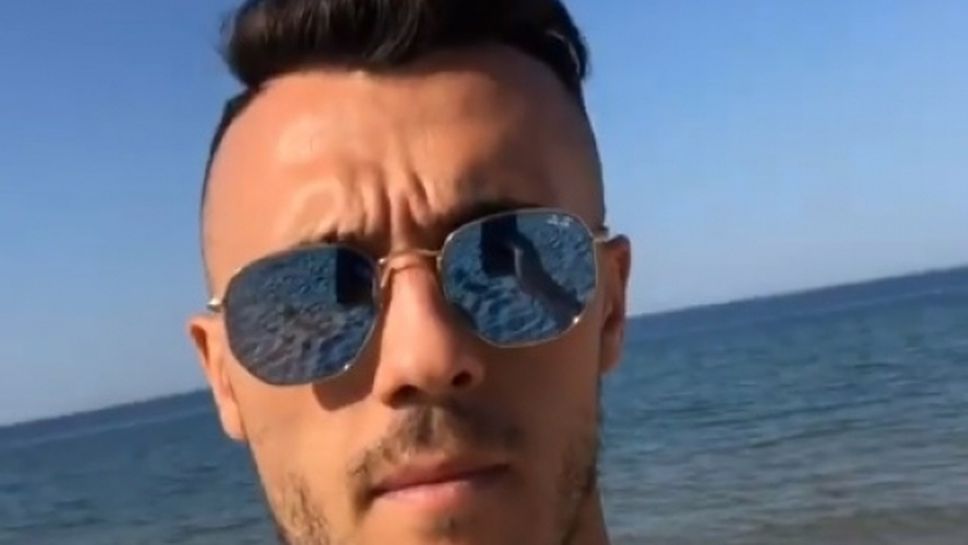 Футболист на Лудогорец разпуска на плажа във Варна