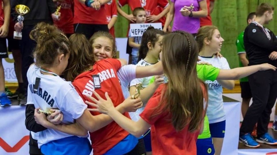 Девойките на България дебютираха с инфарктна победа (видео)
