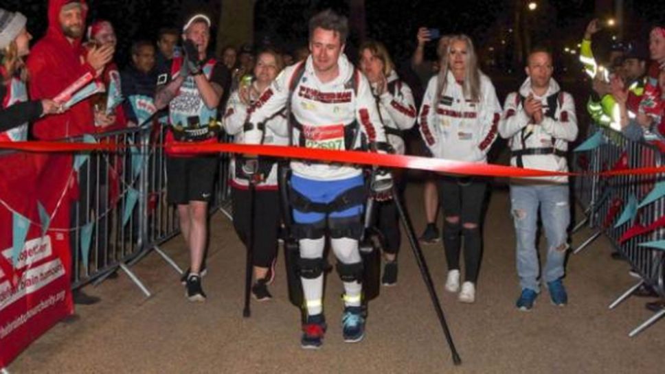 Парализиран мъж завърши Лондонския маратон ходом за 36 часа