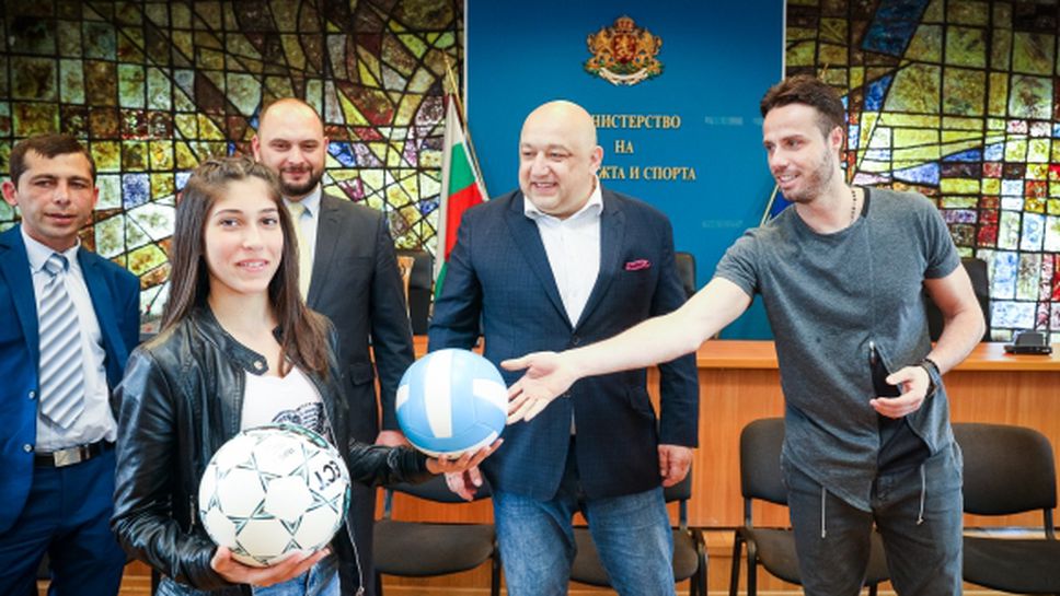 Кралев показа на ученици световната купа по волейбол