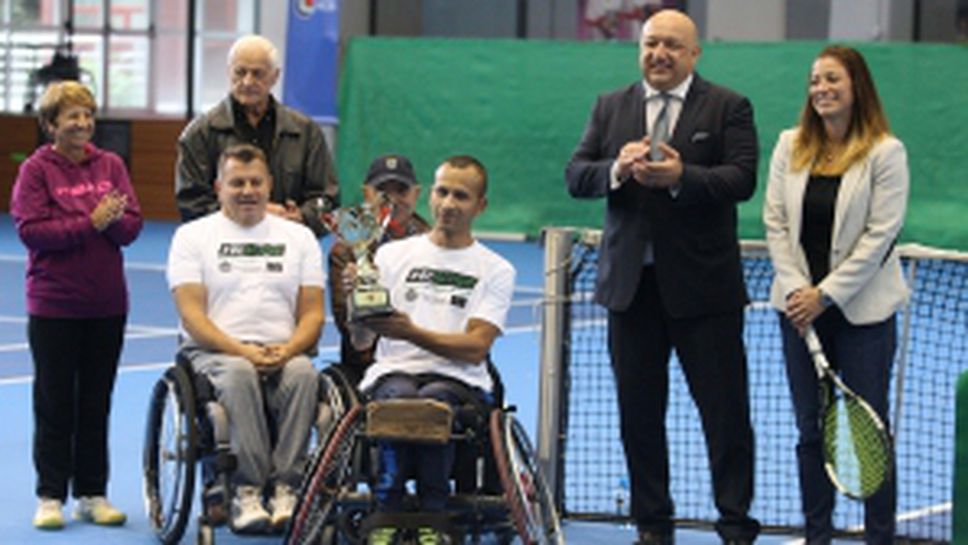Награждаване на победителите в турнир по тенис за хора с увреждания