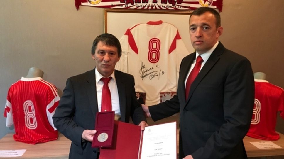 Президентът връчи Почетен знак на ОСК ЦСКА