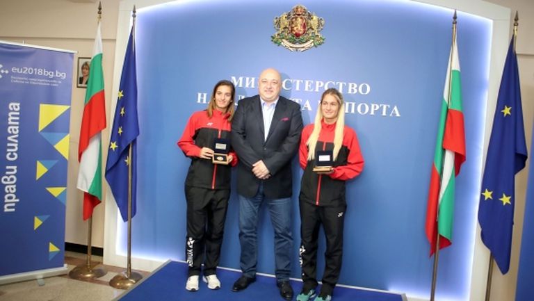 Министър Кралев връчи почетни плакети на европейските шампионки по бадминтон Габриела и Стефани Стоеви