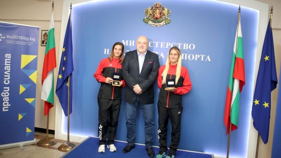 Министър Кралев връчи почетни плакети на европейските шампионки по бадминтон Габриела и Стефани Стоеви