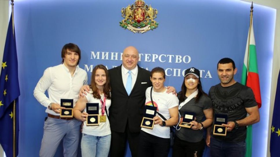 Министър Кралев награди шампионите и медалистите от европейското по борба